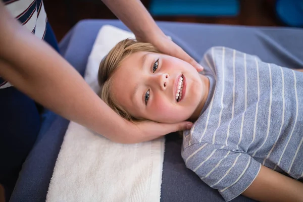 Niño recibiendo masaje de terapeuta — Foto de Stock