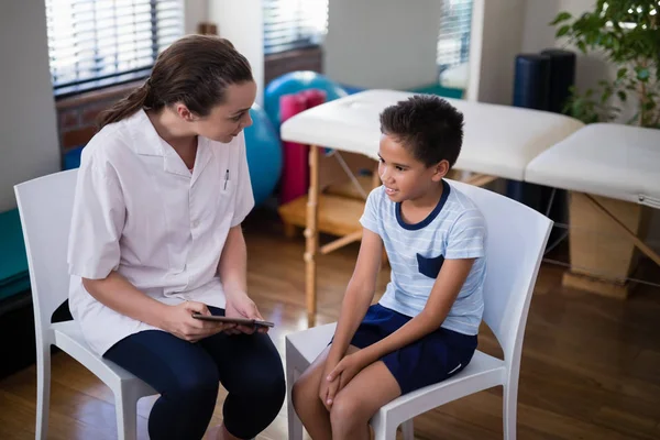 Terapist ve çocuk konuşuyor — Stok fotoğraf