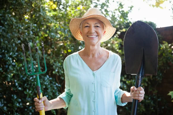 Wanita senior memegang garpu kebun — Stok Foto