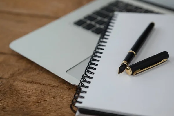 Laptop con pluma y diario — Foto de Stock