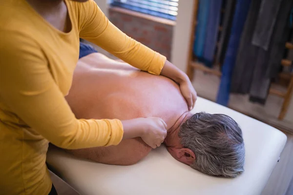 Terapist veren boyun masaj hastaya — Stok fotoğraf