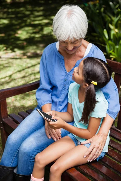 Nipote e nonna con cellulare — Foto Stock