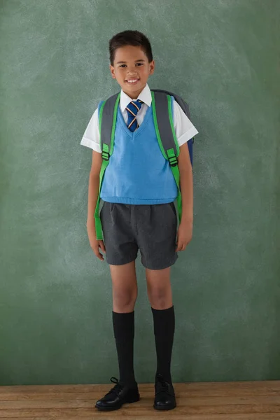 Μαθητής στέκεται με σακίδιο — Φωτογραφία Αρχείου