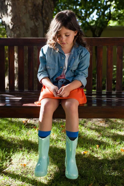 Αναστατωμένος κορίτσι που κάθεται στον πάγκο — Φωτογραφία Αρχείου