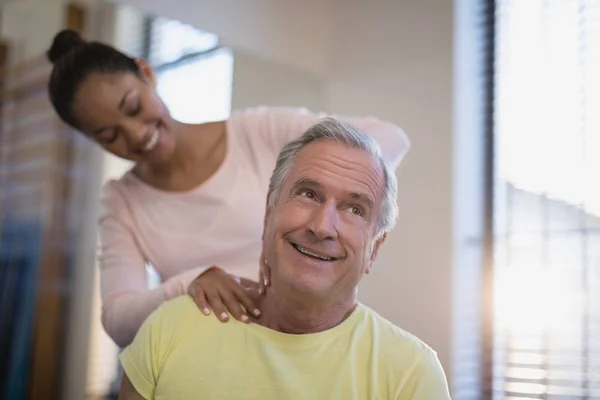 Massaggio al collo da parte del terapeuta — Foto Stock