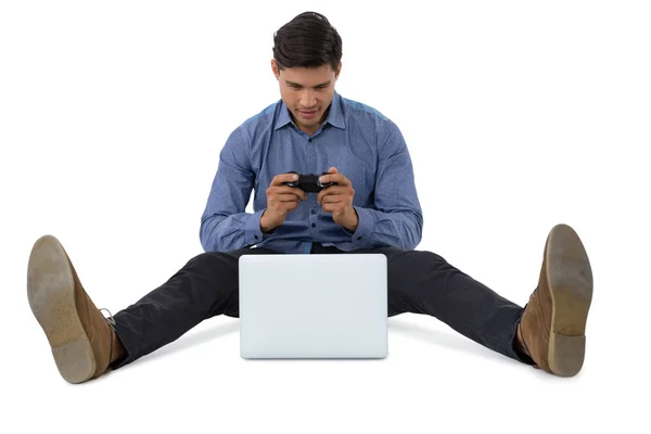 Homem de negócios jogando videogame no laptop — Fotografia de Stock