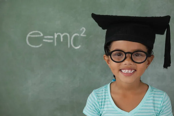 Jeune fille avec chapeau de graduation — Photo