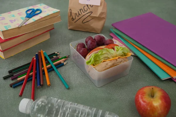 Шкільне приладдя та обідня коробка — стокове фото