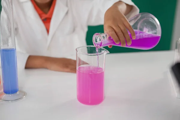 Estudante experimentando em laboratório — Fotografia de Stock