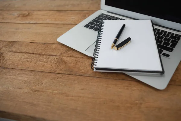 Laptop med penna och dagbok — Stockfoto