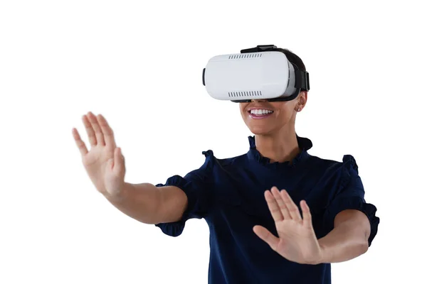 Mulher usando fone de ouvido realidade virtual — Fotografia de Stock