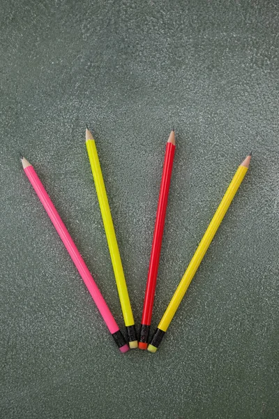 Verschiedene Bleistifte mit Radiergummis — Stockfoto