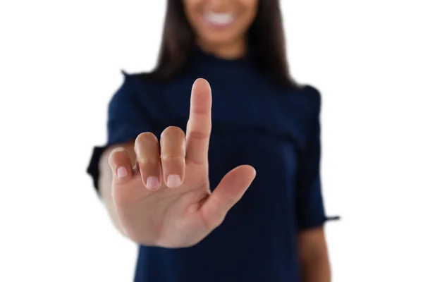 Executivo feminino pressionando na tela virtual invisível — Fotografia de Stock