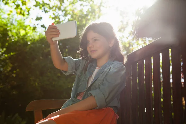 Girl taking selfie with mobile phone — Stock Photo, Image