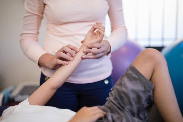 Terapeuta śledzenia puls podczas chłopiec — Zdjęcie stockowe