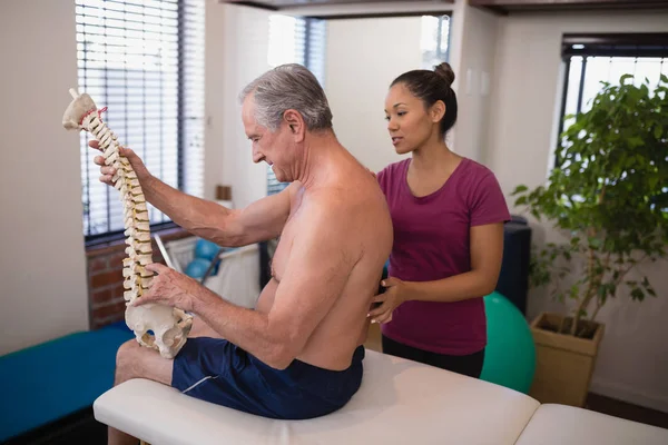 Paciente sosteniendo columna vertebral artificial — Foto de Stock