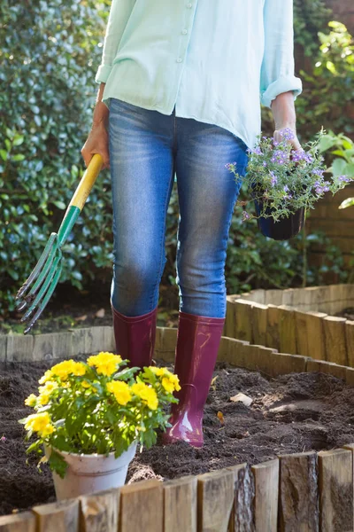 Mulher sênior segurando garfo jardim — Fotografia de Stock