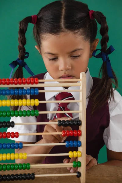 Colegiala usando ábaco —  Fotos de Stock