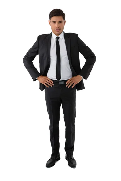 Бізнесмен стоїть з рукою на стегні — стокове фото