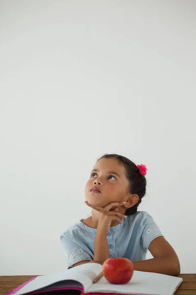 Nachdenkliches junges Mädchen sitzt — Stockfoto