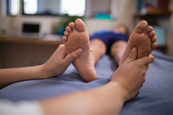 Junge erhält Fußmassage — Stockfoto