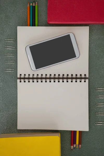Μολύβια και κινητό τηλέφωνο με το Σημειωματάριο — Φωτογραφία Αρχείου