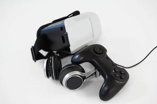 Joystick με σετ κεφαλής εικονικής πραγματικότητας και ακουστικά — Φωτογραφία Αρχείου