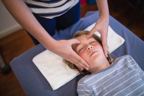 Junge erhält Kopfmassage — Stockfoto