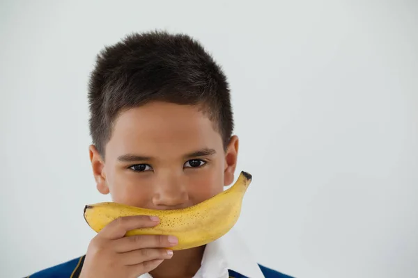Schüler hält Banane in der Hand — Stockfoto