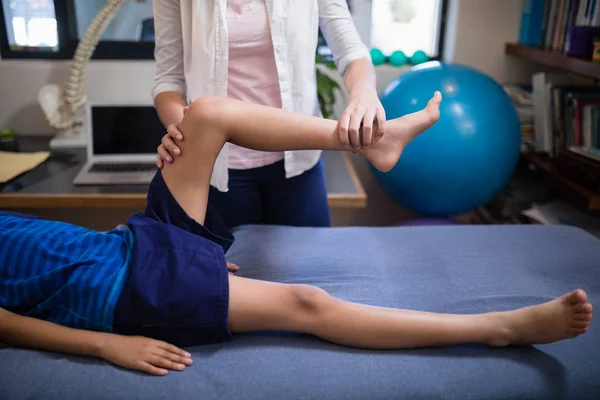 Niño siendo examinado por el terapeuta — Foto de Stock