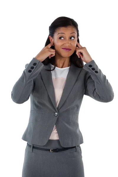 Affärskvinna som täcker öronen med händer — Stockfoto