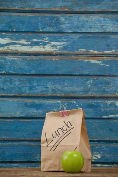 Apple and lunch bag — Stock Photo, Image