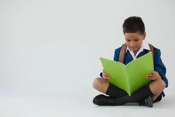 Schüler liest Buch — Stockfoto