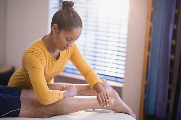 Terapist masaj buzağı hasta — Stok fotoğraf