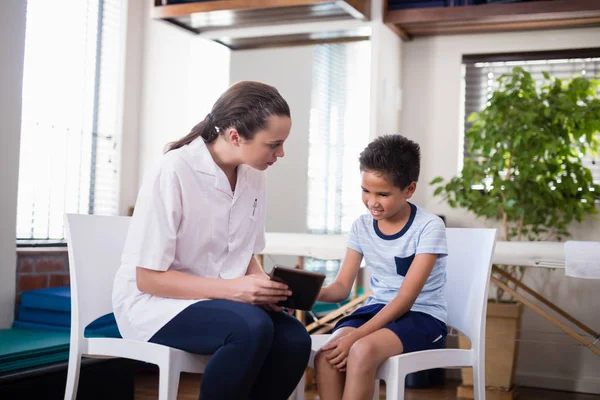 Terapeuta y niño usando tableta digital —  Fotos de Stock