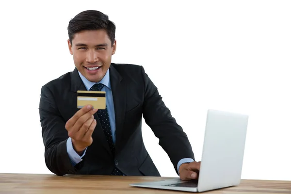 Biznesmen posiadający kartę kredytową — Zdjęcie stockowe