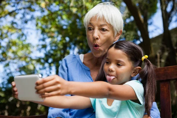 Großmutter und Enkelin machen Selfie — Stockfoto