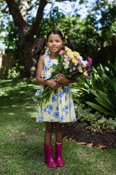 Fille tenant bouquet de fleurs — Photo