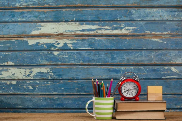 目覚まし時計、書籍と学校用品 — ストック写真