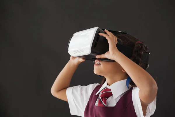 Schoolmeisje met behulp van virtual reality headset — Stockfoto