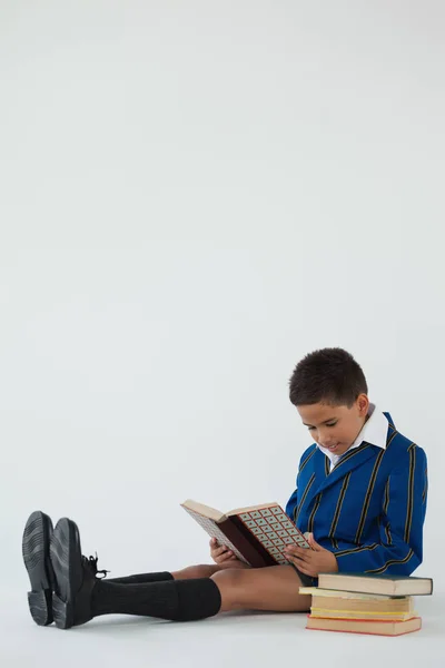 Libro de lectura de colegial —  Fotos de Stock