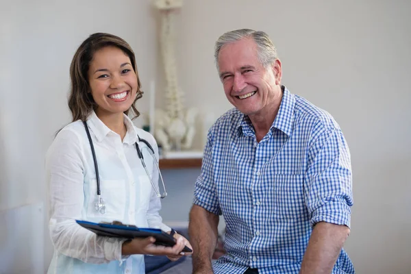 Patient and therapist holding file — Stock Photo, Image