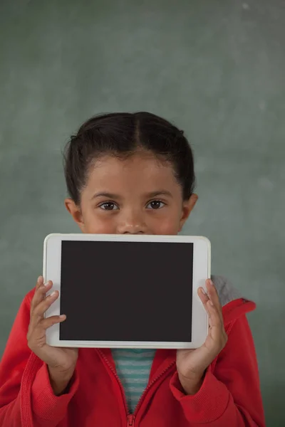 Ung flicka anläggning digital tablet — Stockfoto