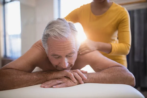 Paciente recebendo massagem no pescoço — Fotografia de Stock