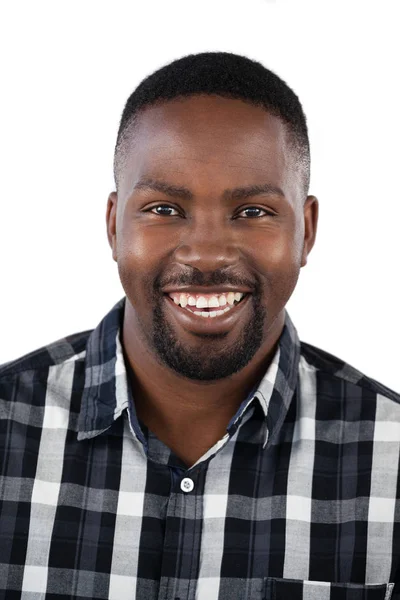 Homme heureux debout et souriant à la caméra — Photo