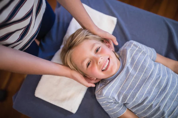 Garçon recevant massage — Photo