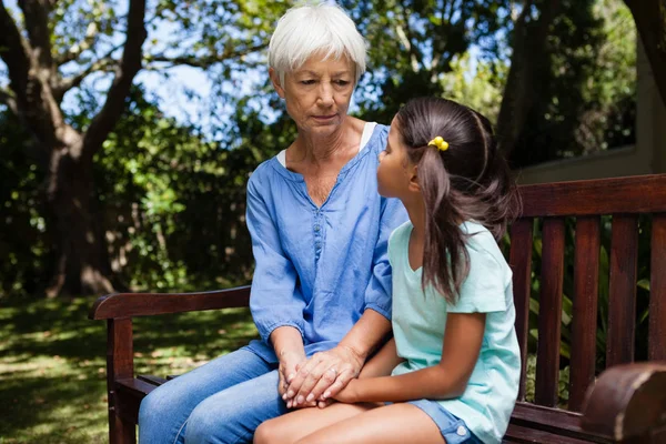 Großmutter und Enkelin halten Händchen — Stockfoto