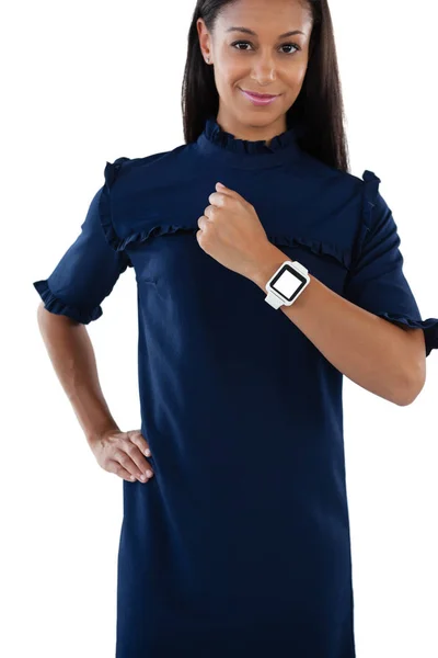 Executivo feminino mostrando smartwatch — Fotografia de Stock