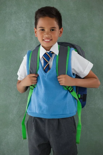 Skolpojke stående med ryggsäck — Stockfoto