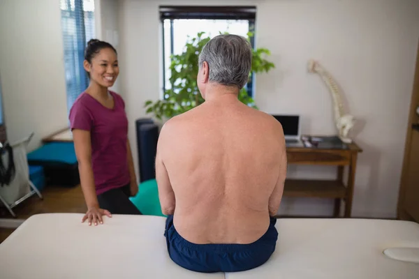 Pacient při pohledu na terapeuta — Stock fotografie